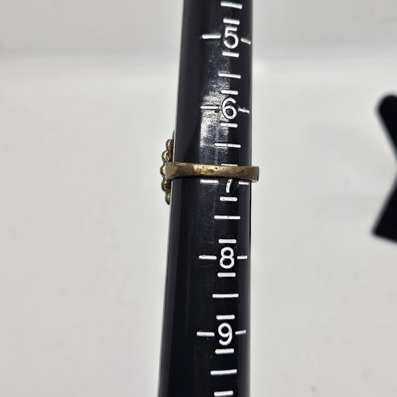 gold tone faux turquoise cocktail ring with scalloped edge size 6.75 - Picture 3 of 3